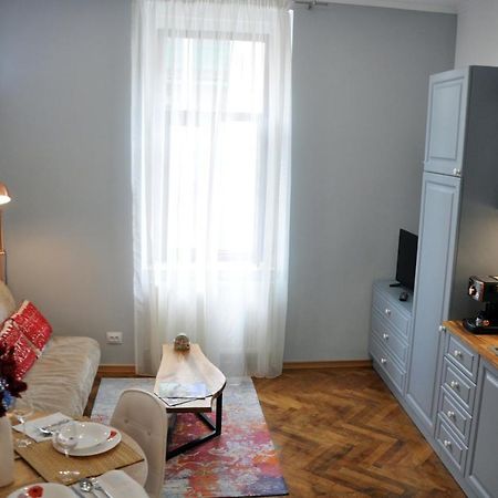 Black Gate - 2 Bedroom Apartment In The Heart Of Old Town With Free Private Secured Parking Brasov Exterior photo