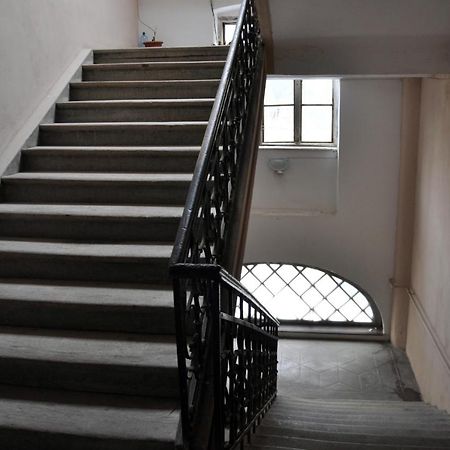 Black Gate - 2 Bedroom Apartment In The Heart Of Old Town With Free Private Secured Parking Brasov Exterior photo
