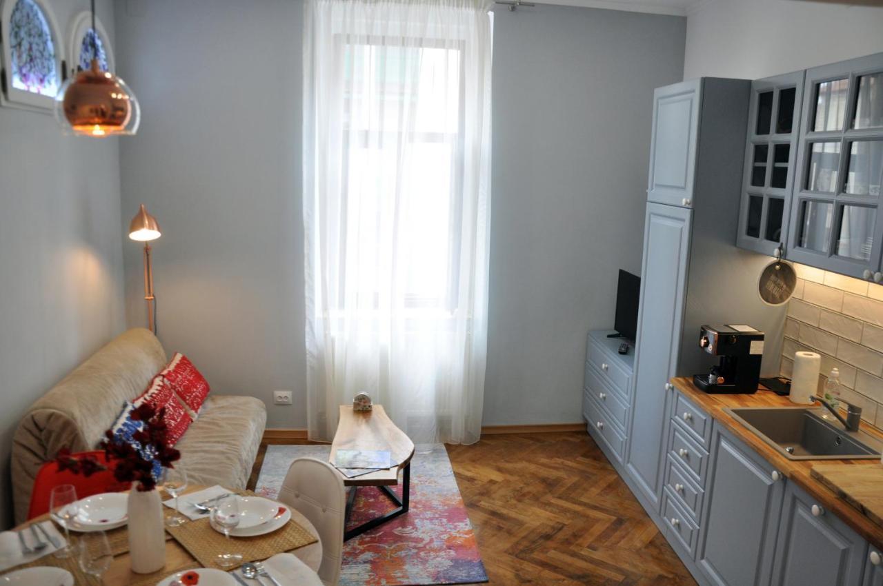 Black Gate - 2 Bedroom Apartment In The Heart Of Old Town With Free Private Secured Parking Brasov Exterior photo