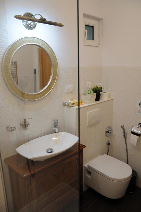 Black Gate - 2 Bedroom Apartment In The Heart Of Old Town With Free Private Secured Parking Brasov Exterior photo